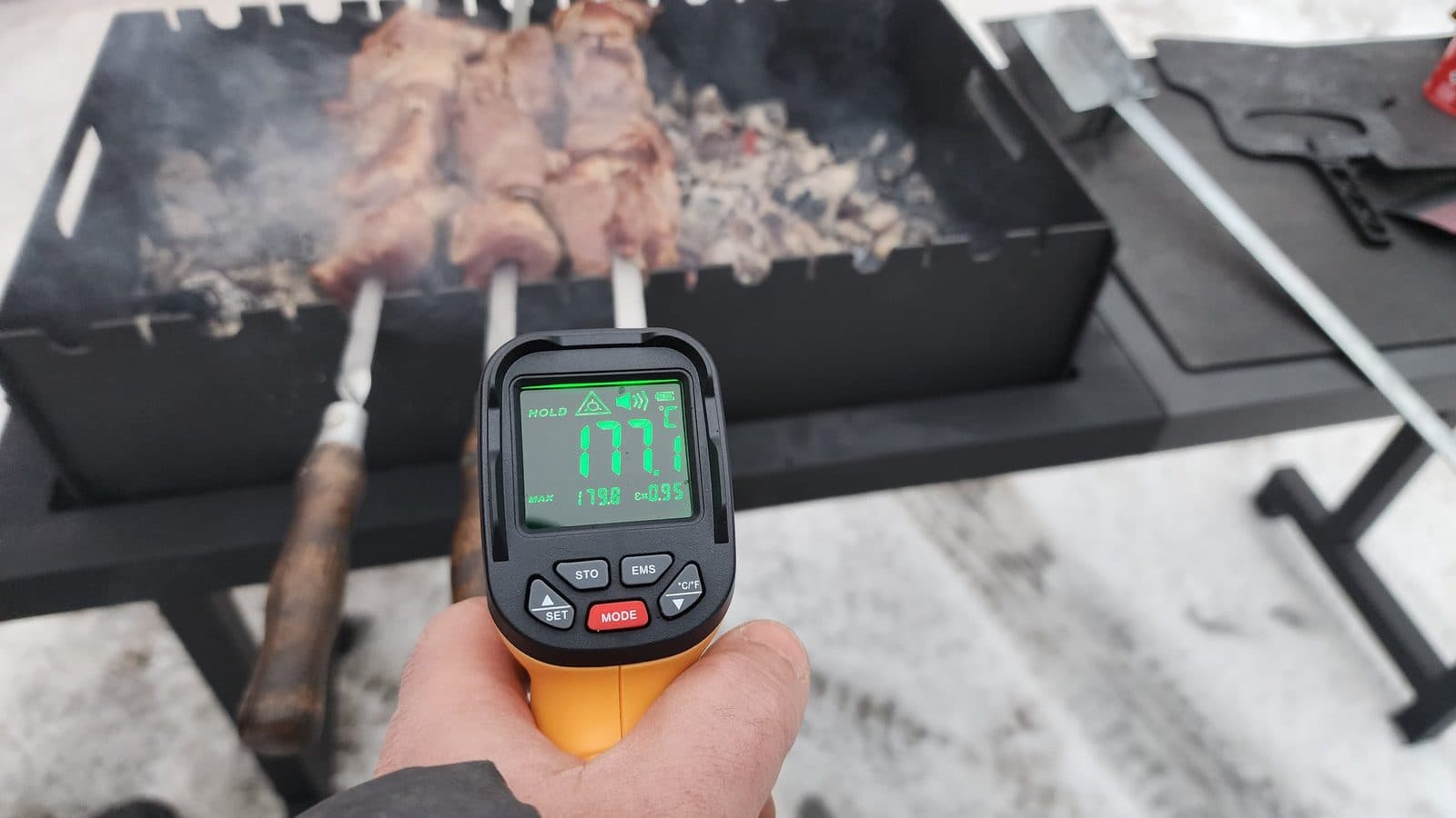 Жаровня мангала MAC Mangals в работе: пирометр показывает температуру на поверхности